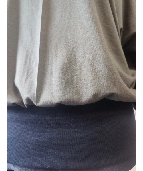 Sportowa bluzka ze ściągaczami i z golfem - khaki i czarny